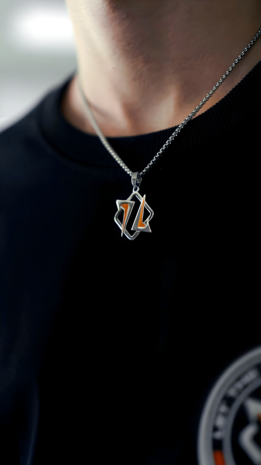 Collana HMBLE con il ciondolo del logo, indossata