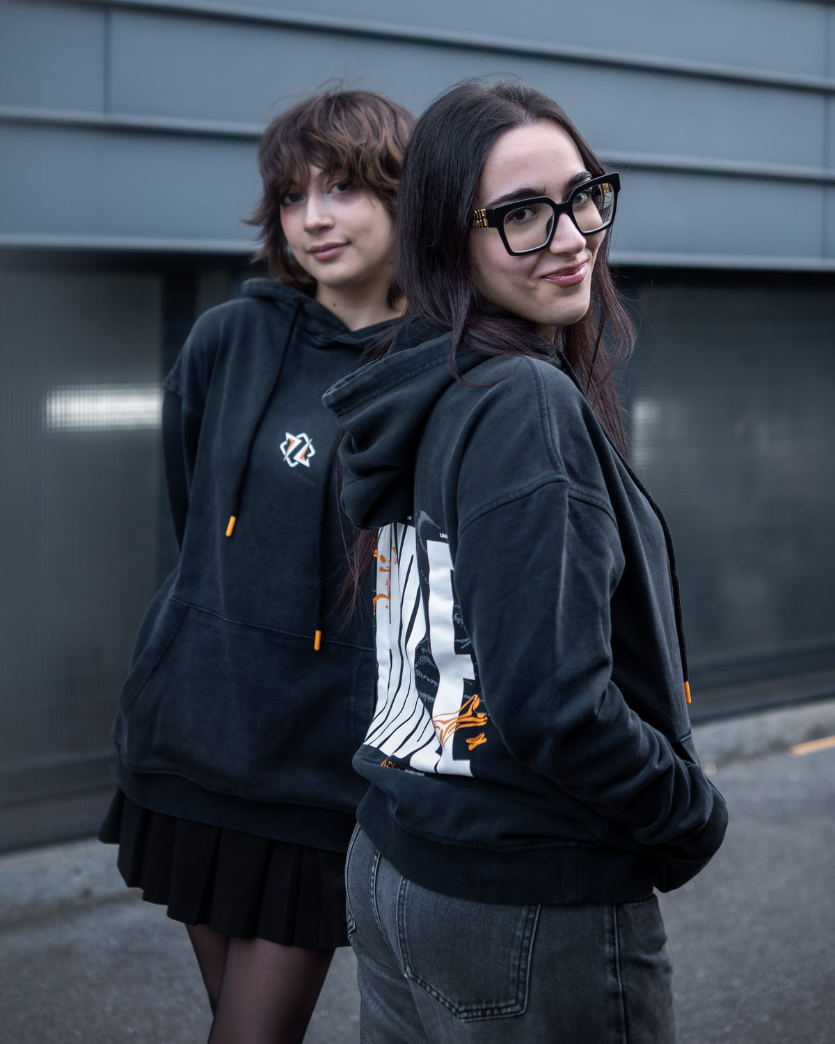EnderGirl e Laurita con la felpa HMBLE 2026, fronte e retro