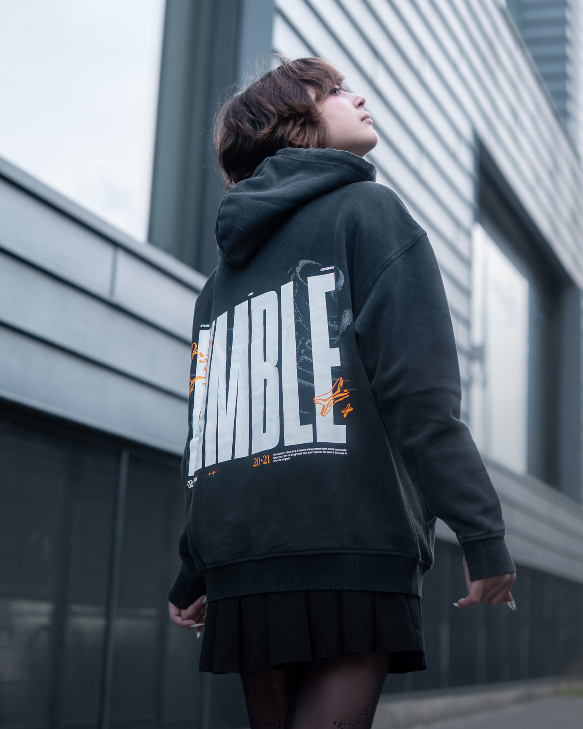 EnderGirl con la felpa HMBLE 2026, grafica sul retro