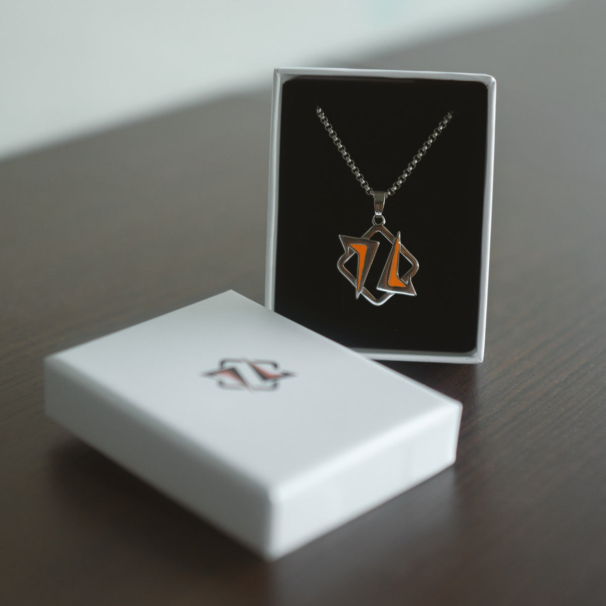 Collana HMBLE nella confezione regalo bianca